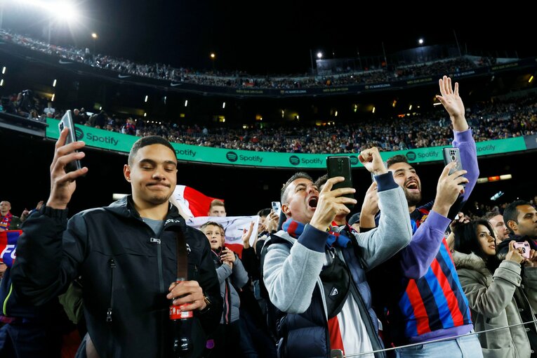 「バルサがメッシ退団後初のリーガ制覇」間近なクラシコの“喜びと憎しみ、一瞬のリスペクト”を撮った「18歳ガビが倒れたレアルDFを…」(6)