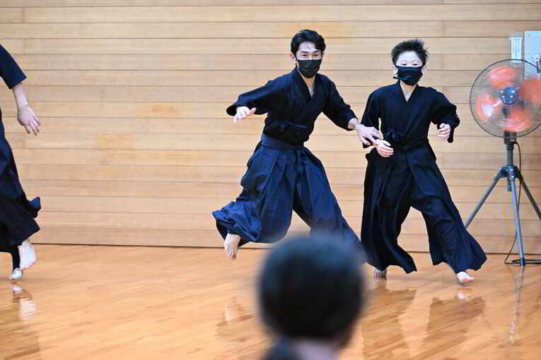 子どもたちと一緒に真剣に取り組む戸崎総代表　©Keiji Ishikawa