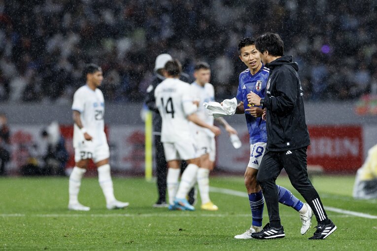 名波コーチと言葉をかわす西村　©︎Kiichi Matsumoto/JMPA