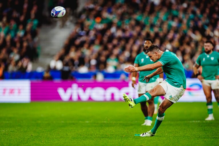 ”魔術師”セクストンのキック。世界的にもアイルランドファンは多い　©Kiichi Matsumoto