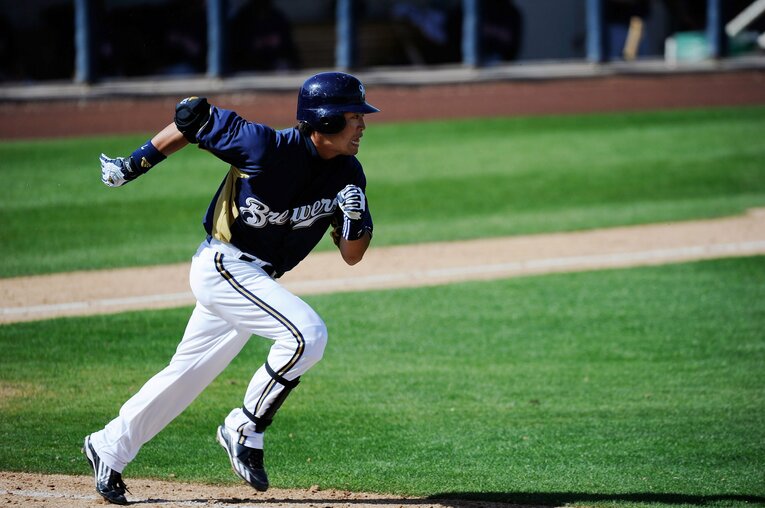 2012年、ブルワーズのスプリングトレーニング中の練習試合で激走する青木　©︎Getty Images