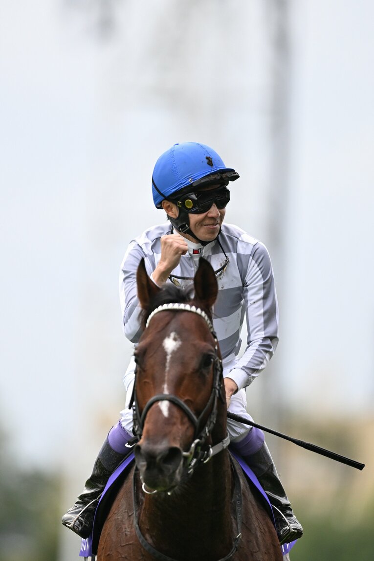 力強く拳を握る武豊　©Keiji Ishikawa