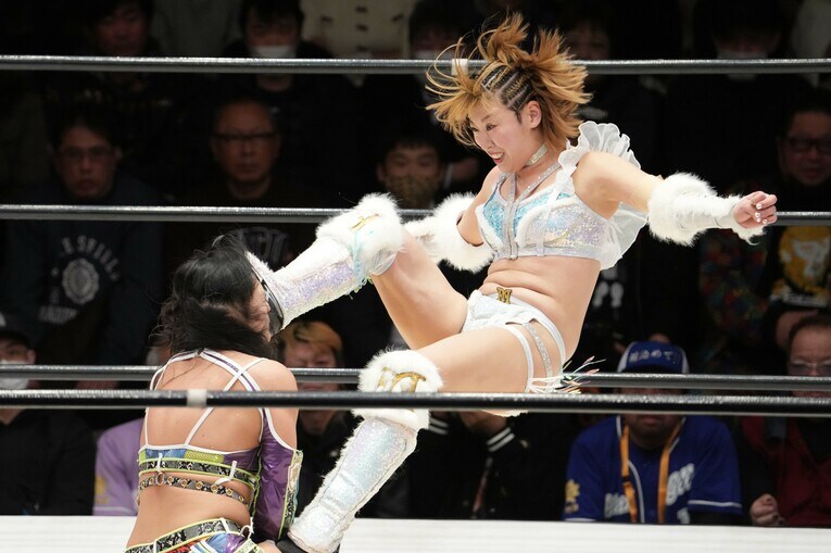 野崎渚にシャイニング・ケンカキックを放つ桜井麻衣　©Masashi Hara