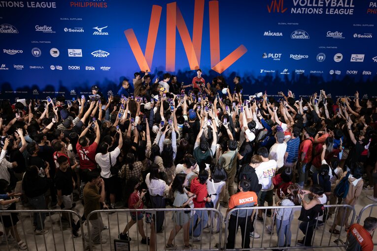 フィリピンの観客に囲まれる石川祐希（準決勝スロベニア戦）©︎Takahisa Hirano