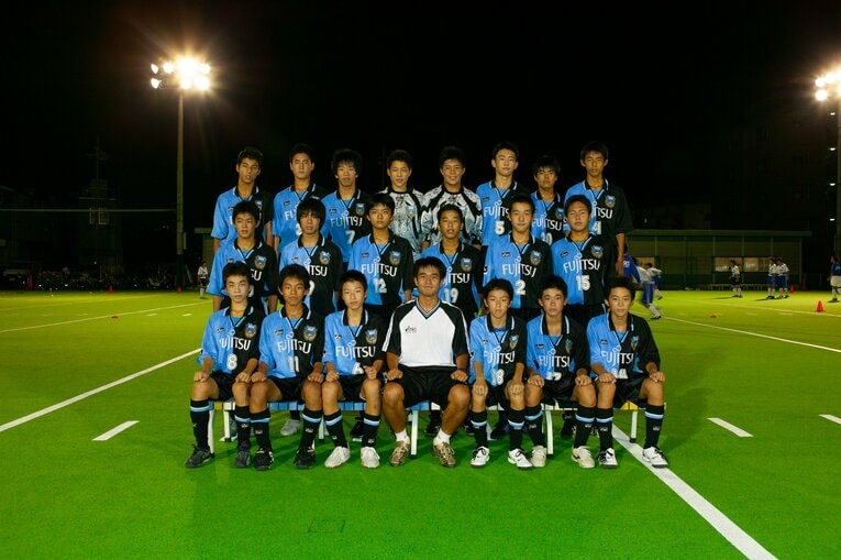 U-15時代の吉田勇樹コーチ（後列左から3人目）　©KAWASAKI FRONTALE