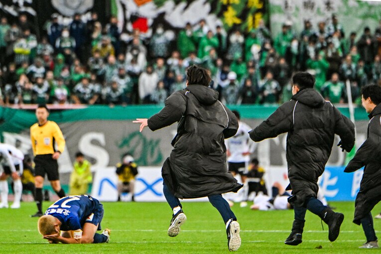 11年ぶりのJ2昇格を決め、ピッチになだれ込むカターレ富山の選手たち　©Tetsuichi Utsunomiya