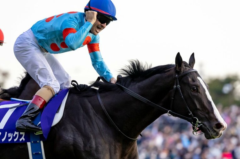 天皇賞・秋を制したイクイノックスとルメール。有馬記念でも、1番人気が予想される ／ photograph by Photostud