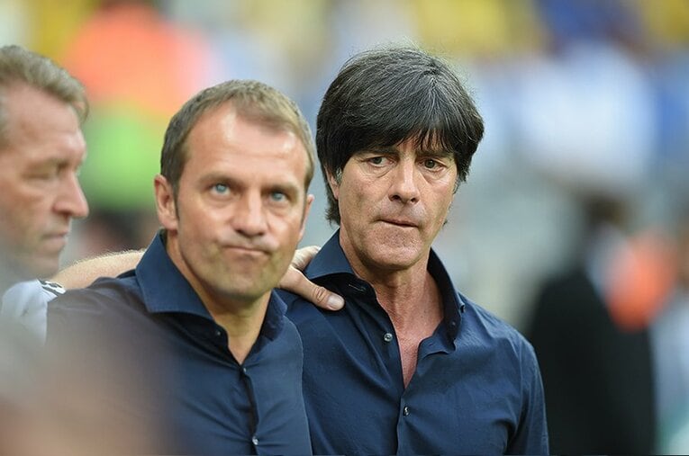 2014年ブラジルW杯でのレーブ監督（右）。スタッフとしてドイツ代表現監督のハンジ・フリックは世界一への道を支えた ／ photograph by JMPA