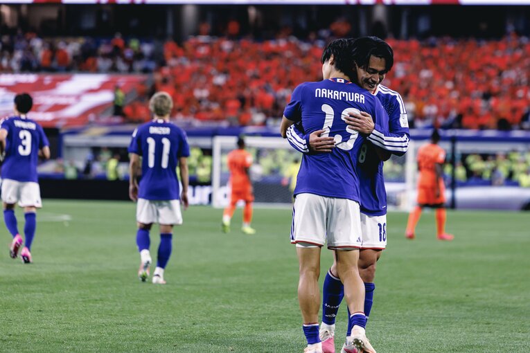 オランダ戦、ゴールを挙げた中村を祝福する上田　©Kiichi Matsumoto/JMPA