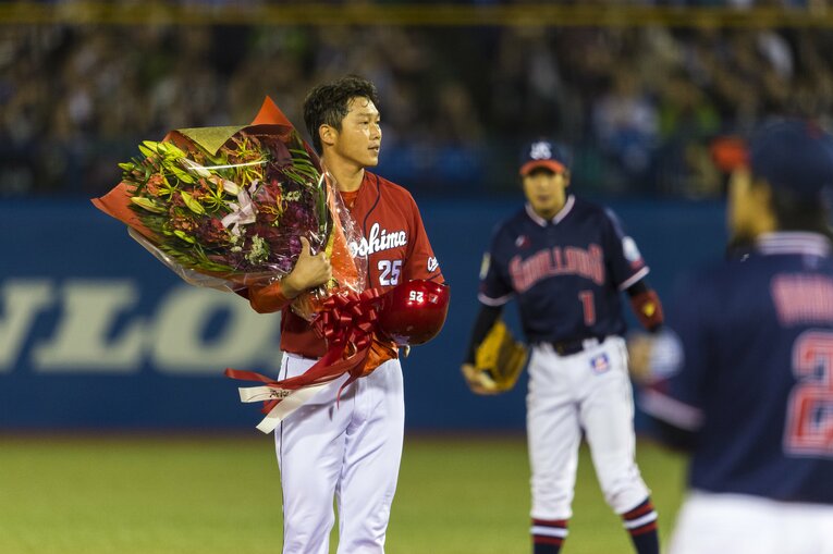 どんな瞬間も「絵になる男」広島カープ・新井貴浩監督の現役時代　©︎Takuya Sugiyama