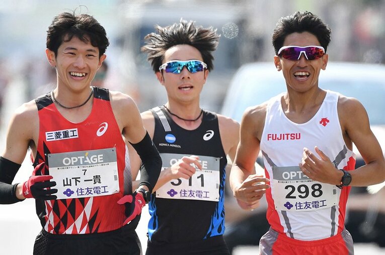 2月27日に開催された「大阪マラソン・びわ湖毎日マラソン統合大会」で話題となったレース中の“談笑”シーン。この時、後方を走りマラソン初優勝を果たした星岳はどう見ていたのか ／ photograph by JIJI PRESS