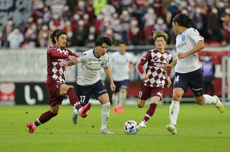 特別指定選手として昨季からレギュラーの座を掴んでいる横浜FC・松尾祐介（37番）。スピードあるドリブルで旋風を巻き起こせるか。 ／ photograph by J.LEAGUE