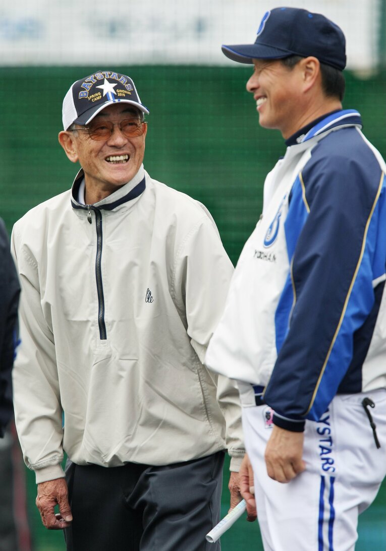 2010年2月、横浜監督の尾花高夫監督（当時）と談笑する広岡達朗 ©JIJI PRESS