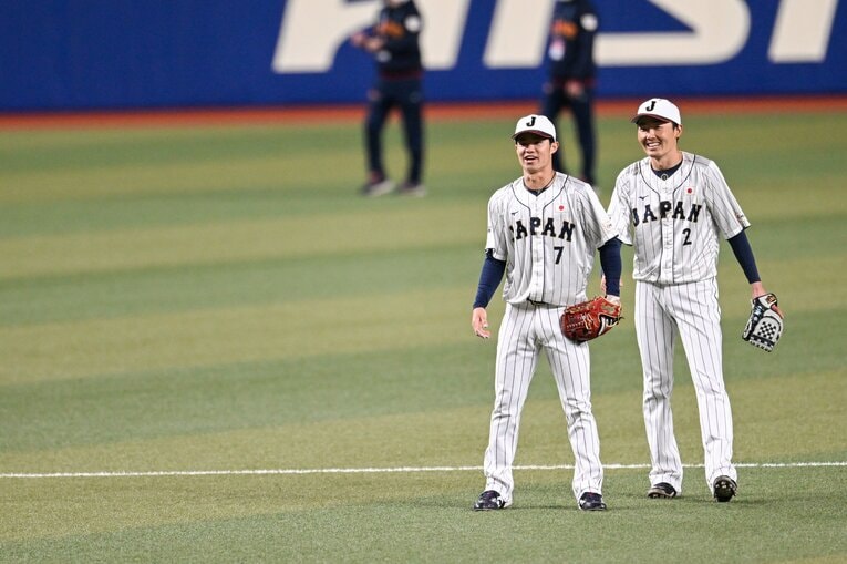 仲良く守備練習する源田と中野　©︎Nanae Suzuki