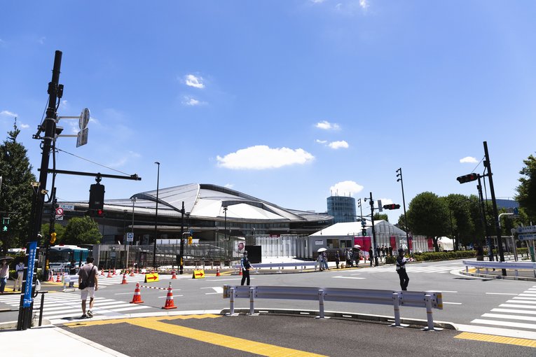 駅を出てすぐ左手に見える東京体育館