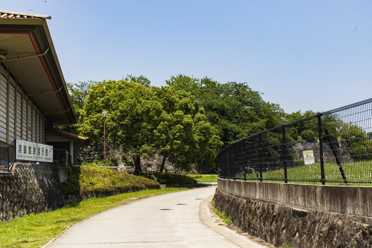 反対側には鴻臚館跡展示館も。地元の学生が社会科見学でよく訪れるという