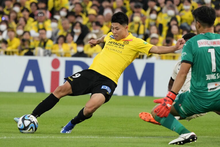 クラブは下位に沈むも、ゴールを量産する細谷。パリ五輪での活躍も期待されている　©Getty Images