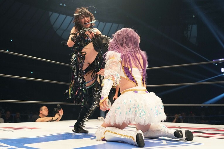 中野たむにビッグブーツを見舞う上谷沙弥　©Essei Hara