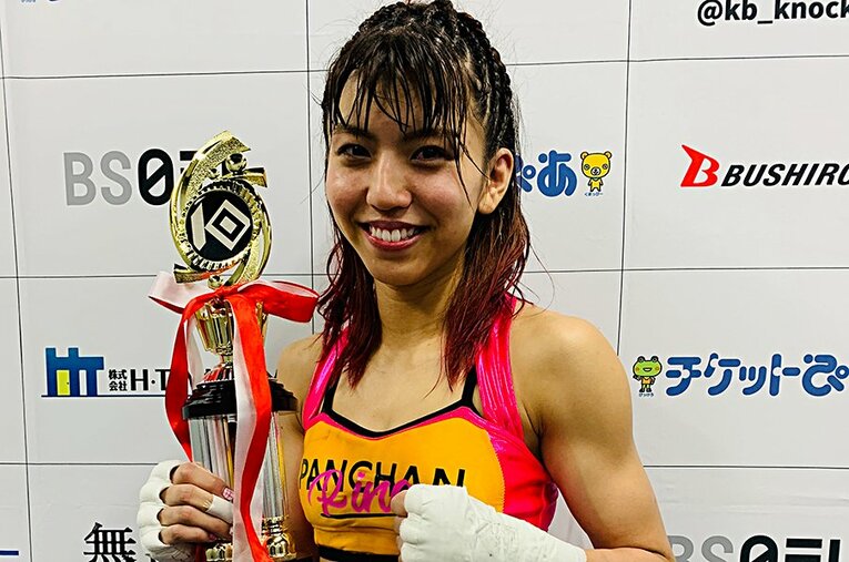 祥子戦直後のぱんちゃん璃奈。ローキックを効果的に使い、離れても、接近戦でも強さを見せた。 ／ photograph by Norihiro Hashimoto