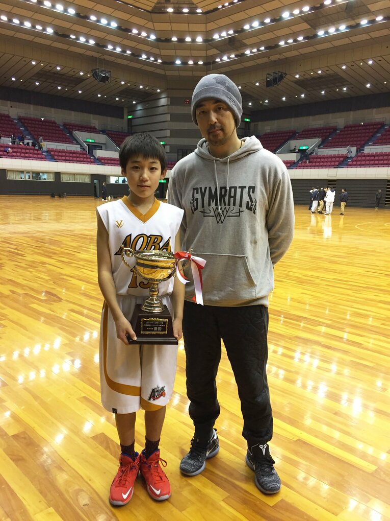 ミニバスの大会で優勝した小学生時代　（写真／卓也さん提供）