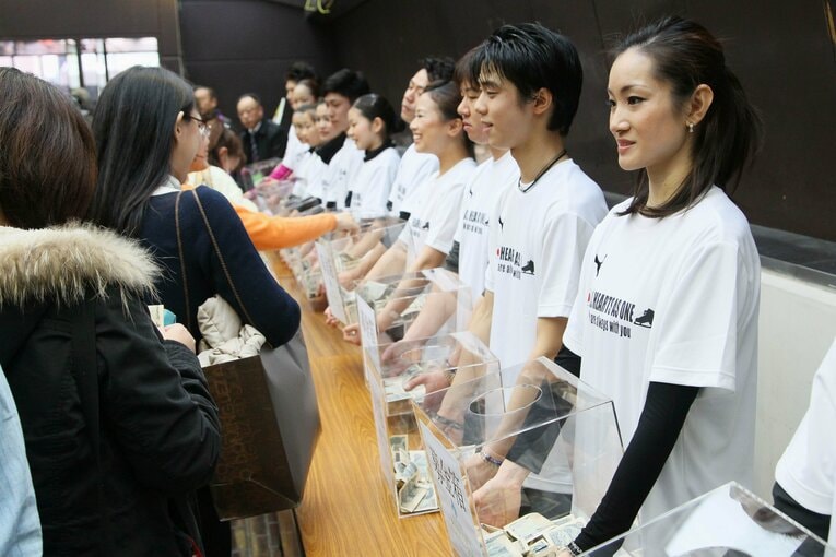 2011年4月のチャリティー演技会にて、荒川静香らと並んで募金箱を抱える羽生結弦　©AFLO