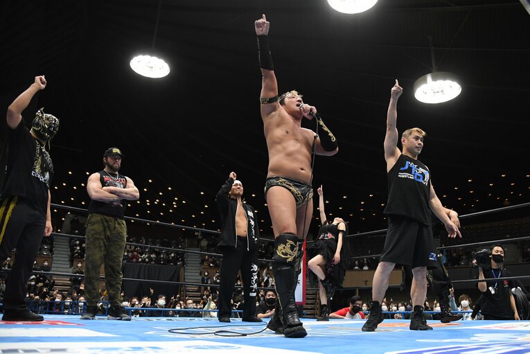 鈴木みのるに促され、タイチが「イチバ～ン」で最後のタカタイチ興行を締めた