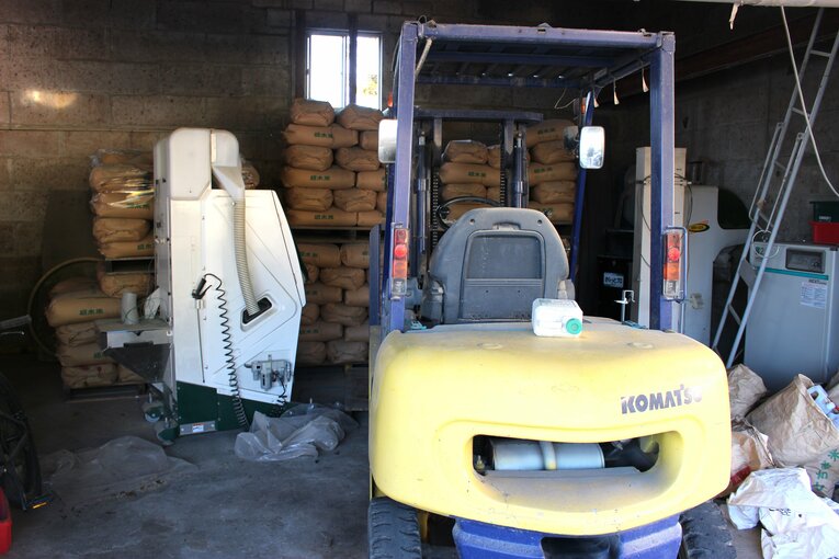 精米機やトラクターが鎮座する実家の倉庫　©Number Web