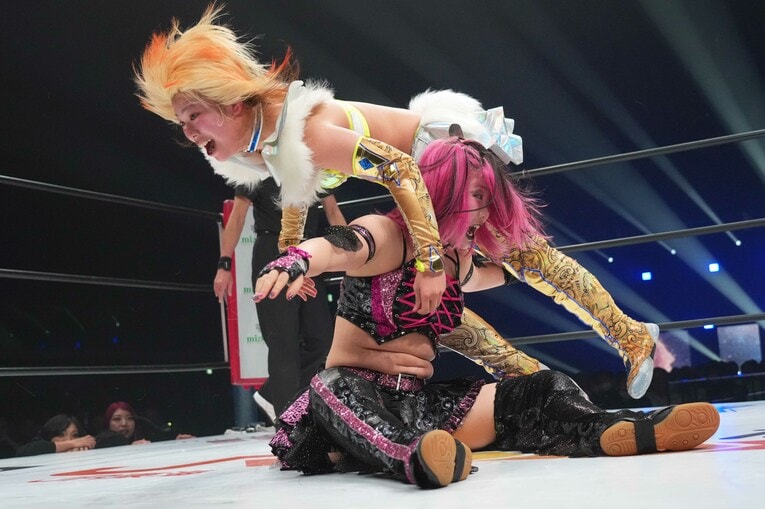 吏南に飛びつく羽南　©Essei Hara