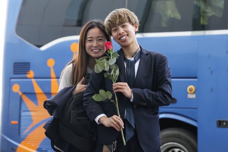 サウジアラビアの空港に到着し、笑顔を見せる女子日本代表（なでしこジャパン）の清水梨紗（左）と田中美南　©JIJI PRESS