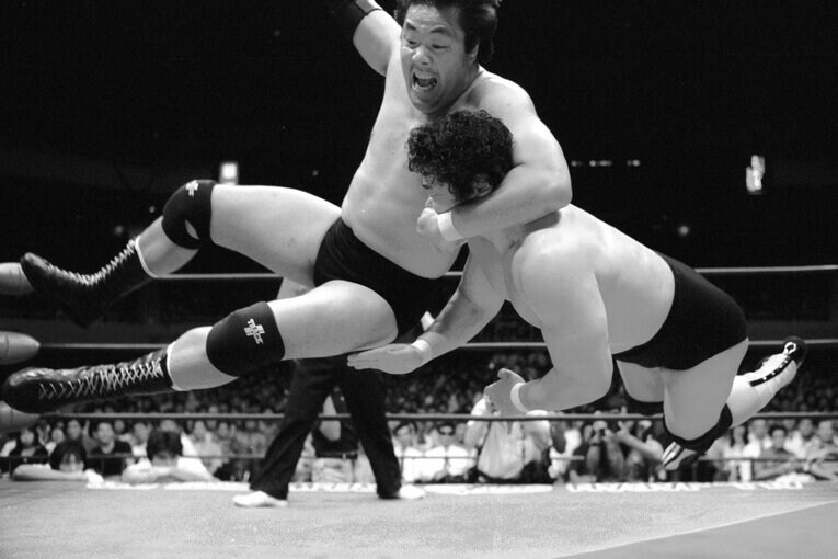 ブルドッキング・ヘッドロックで天龍を攻める鶴田