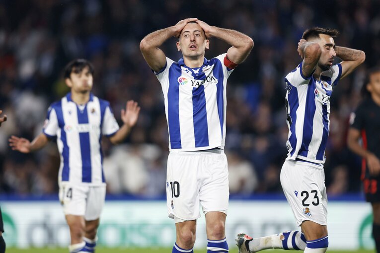 オヤルサバル、ブライス、久保ともにシンクロするようにガッカリ