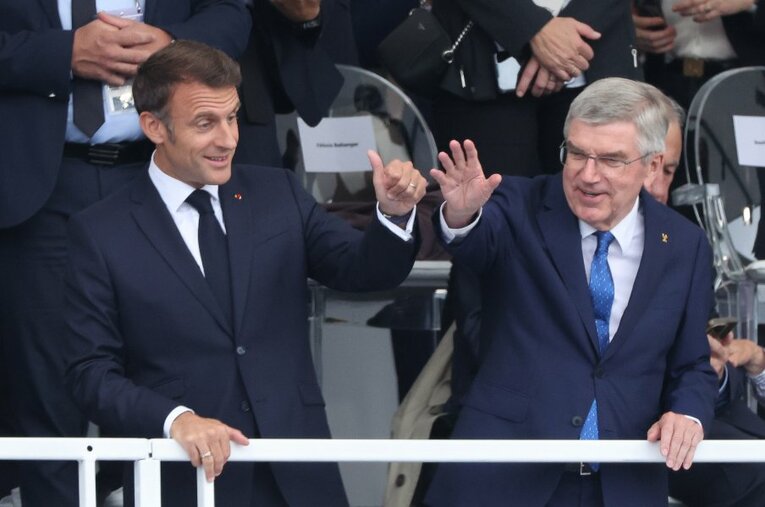 エマニュエル・マクロン仏大統領とIOCのトーマス・バッハ会長。パリ五輪開会式の「成功」に満足げな笑みを浮かべる ／ photograph by JMPA
