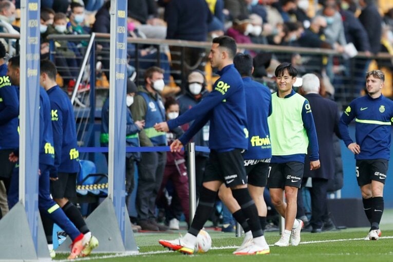 久保建英がエメリ戦術にハメられた？ “代表前の古巣ビジャレアル戦”撮影カメラマンが見た苦闘の要因〈少年ファンはユニをおねだり〉(8)