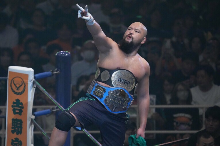 KOPWとIWGPタッグの２本のベルトを巻くオーカーン。11月4日、大阪府立体育会館　©Essei Hara