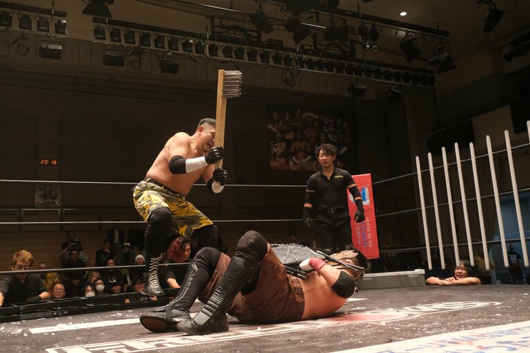 蛍光灯で殴り合い、大流血して…メキシコ人デスマッチファイター「もっと日本にいたい」ビオレント・ジャックの切実な思い「外国人がって…でも、ここがオレの家」(93)