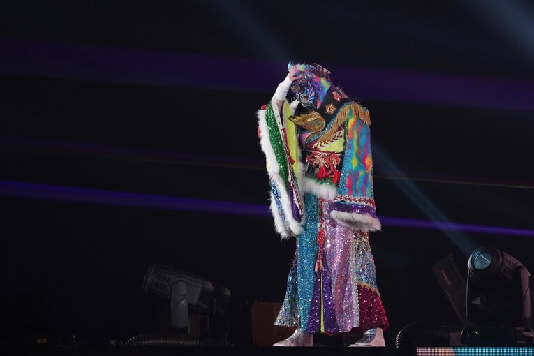 マスクをかぶって入場した岩谷麻優　©Masashi Hara