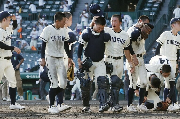 8月25日の夏の甲子園、長崎商－神戸国際大付にて、サヨナラ負けとなった長崎商ナイン ／ photograph by KYODO