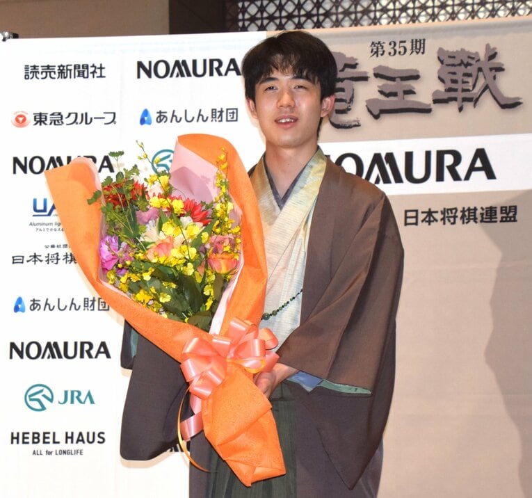 竜王戦で初防衛に成功した藤井竜王　©JIJI PRESS
