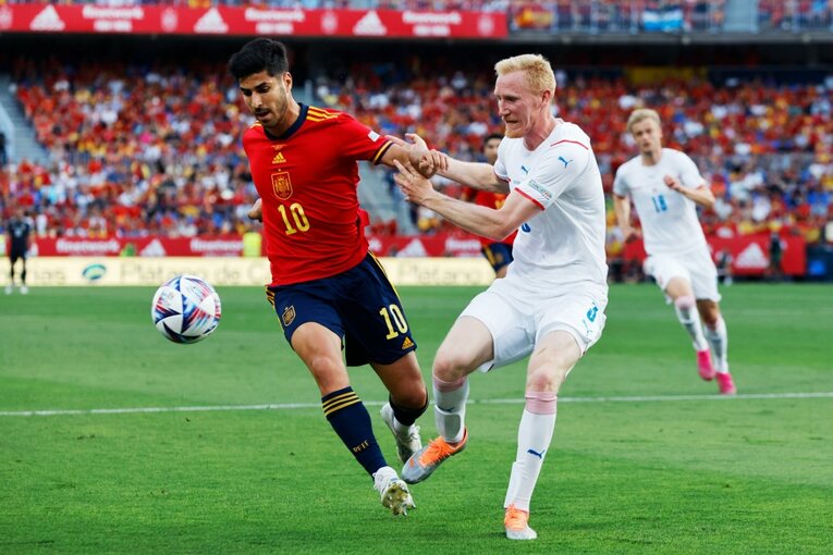 “日本代表が狙うべきスペインの急所”はどこ？ ブスケッツやアセンシオ健在、17歳ガビ急成長で分厚すぎる選手層だが…〈撮影者の証言〉(23)