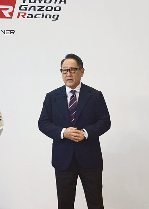ハースの小松代表（左）と会見に出席した豊田章男会長