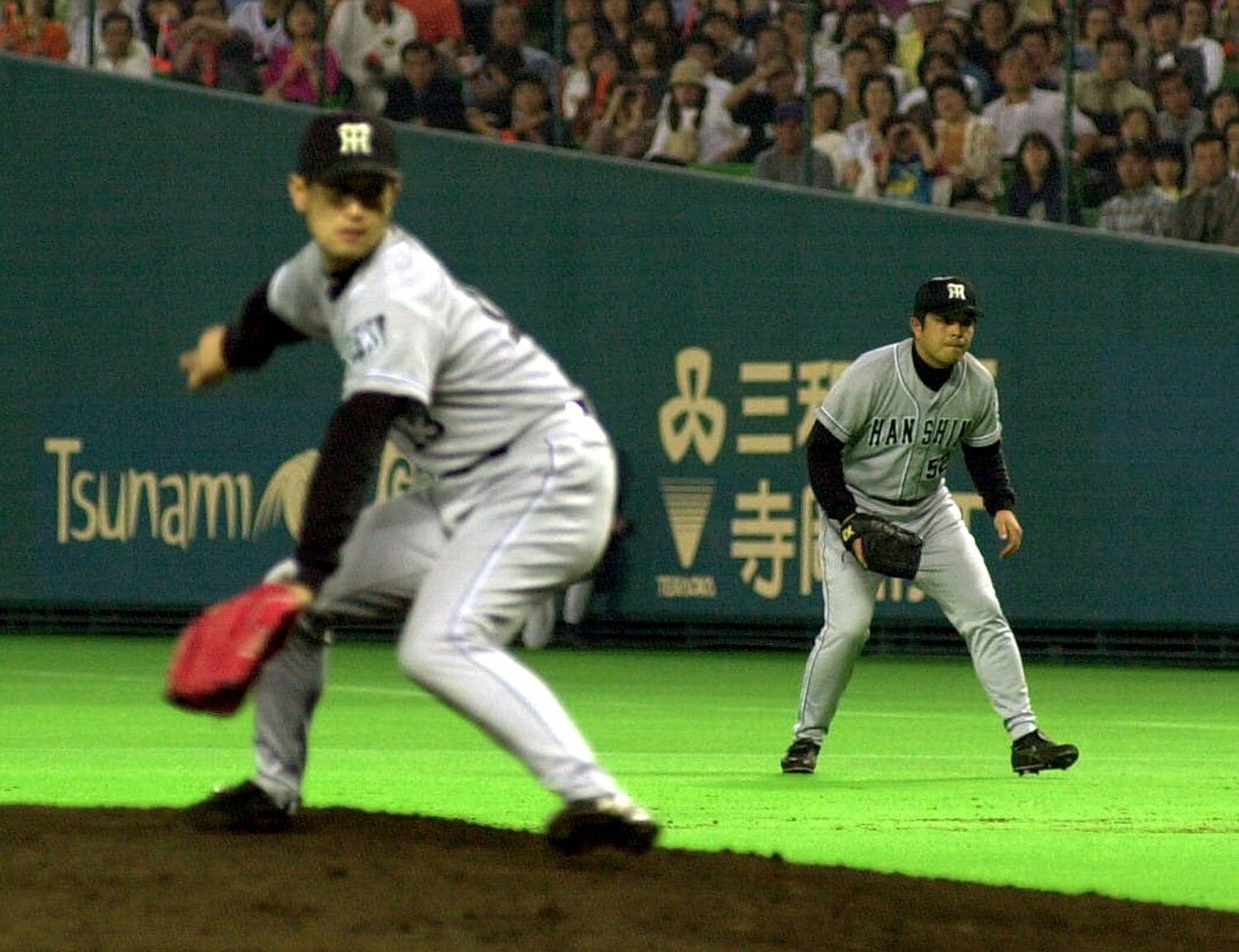 マウンドには葛西が上がると、遠山は一塁の守備に回る　©︎Sankei Shimbun