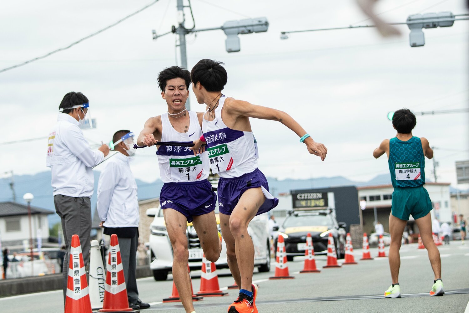 トップで最終8区へタスキをつないだ駒大・田澤廉（3年）。7区のトップで走り出したのは東京国際大で、19秒差で順大、1分以上開いて明大、駒大、青学大が続いていた　©Nanae Suzuki