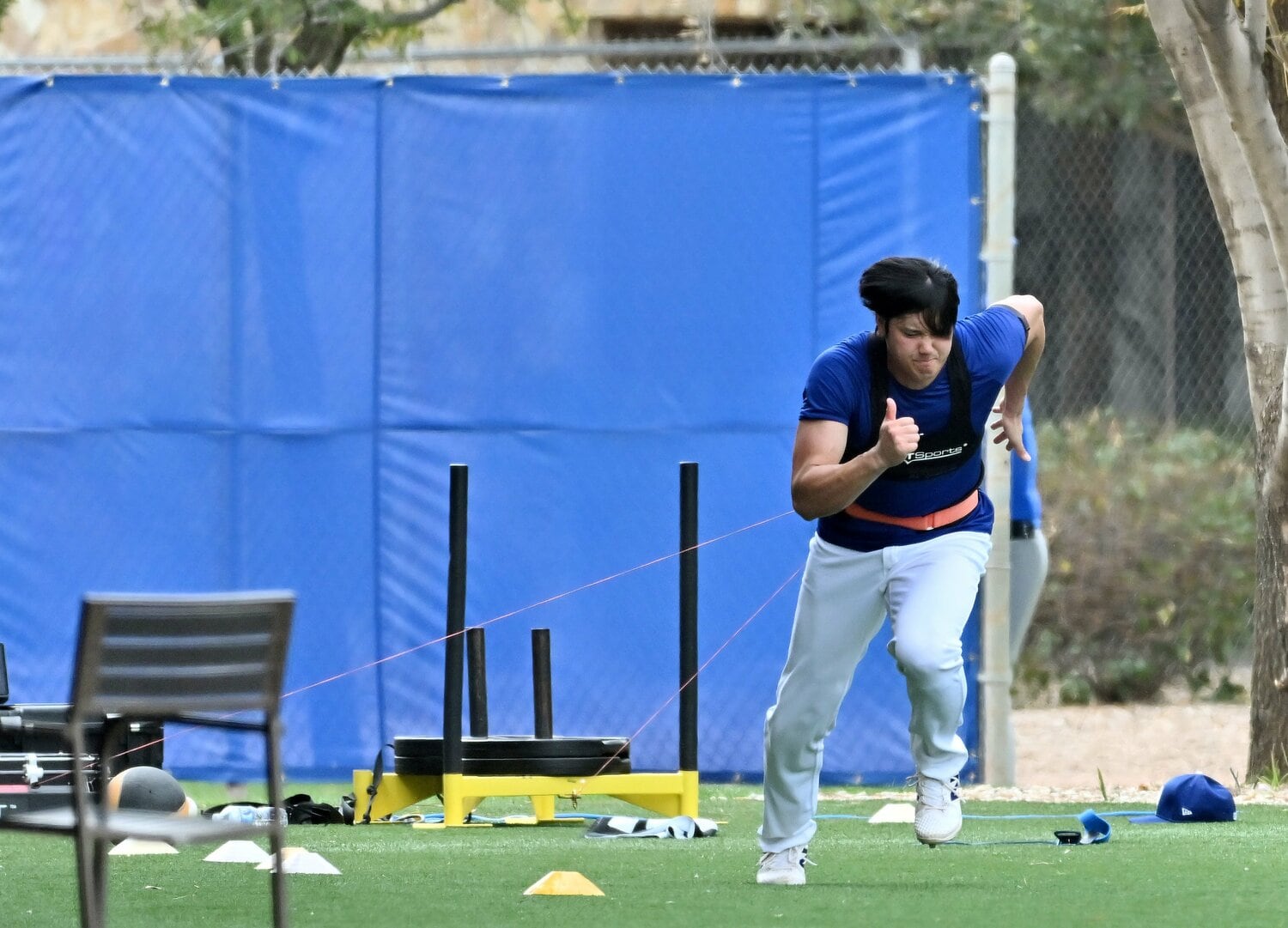 器具を使いトレーニングする姿　©JIJI PRESS