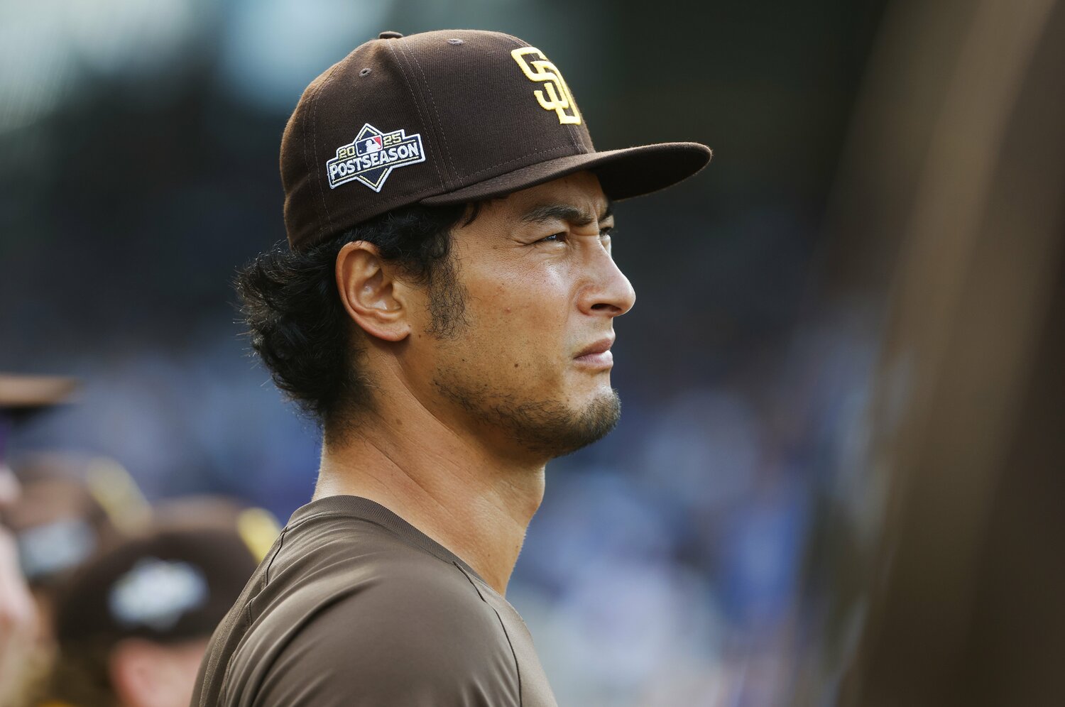 試合を見つめるダルビッシュ　©Getty Images