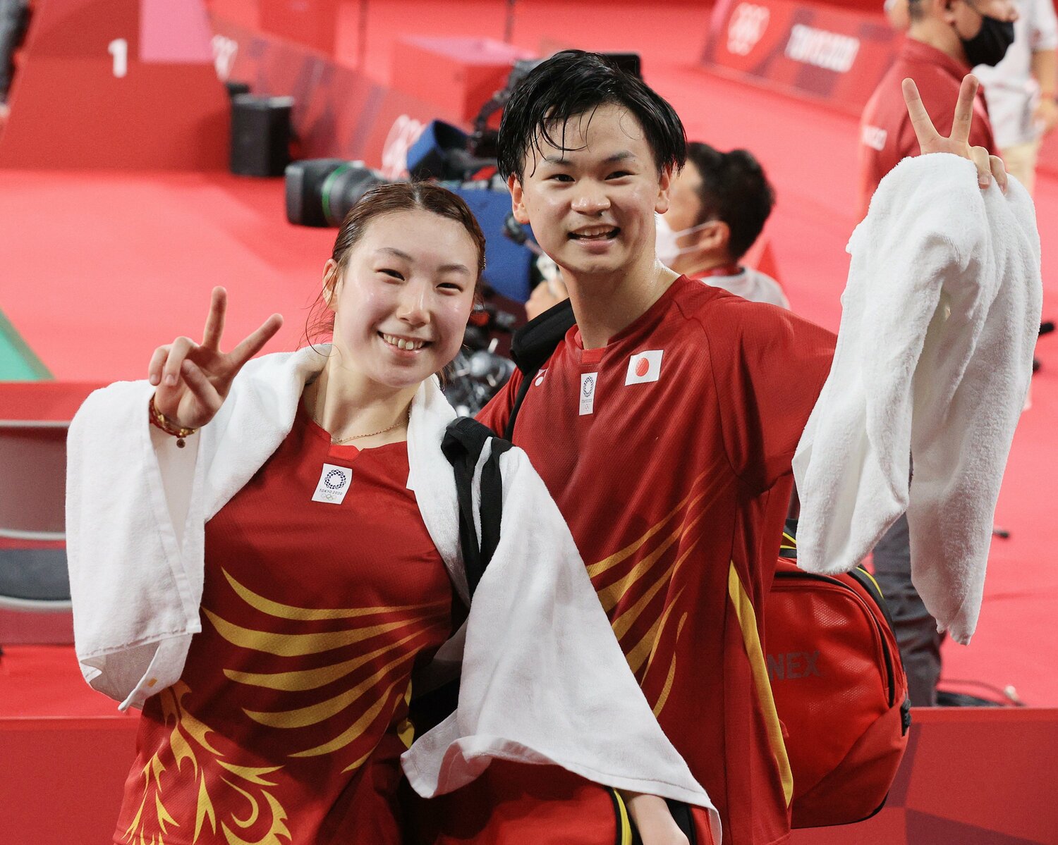 東京五輪で銅メダルに輝き、笑顔で撮影に応じる二人　©JIJI PRESS