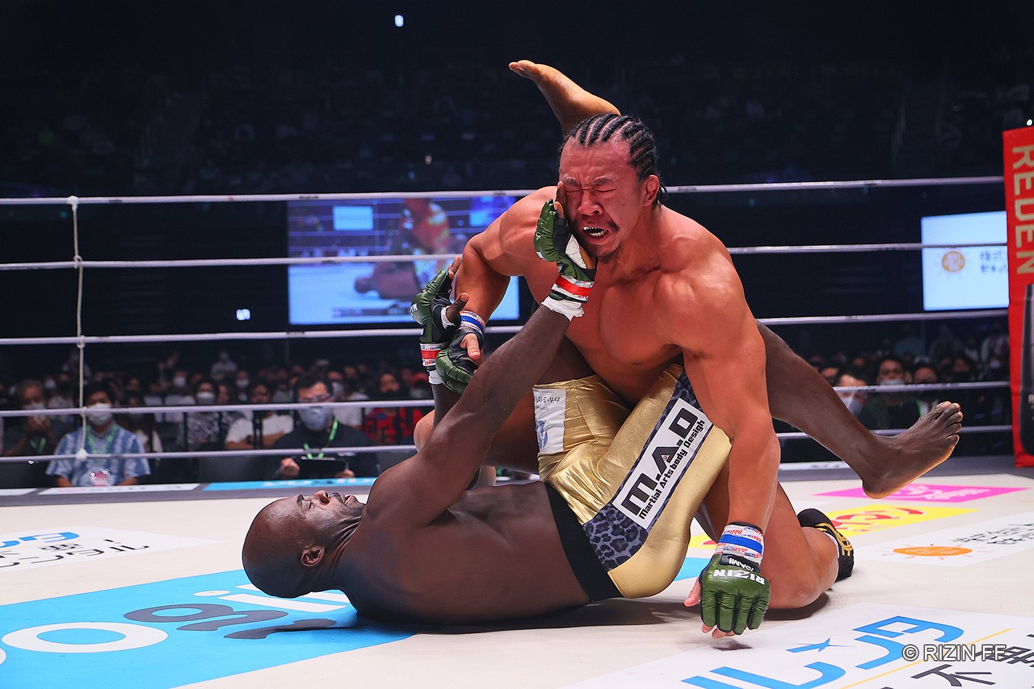 体格で上回る相手の抑え込みには終始苦戦を強いられた　©RIZIN FF