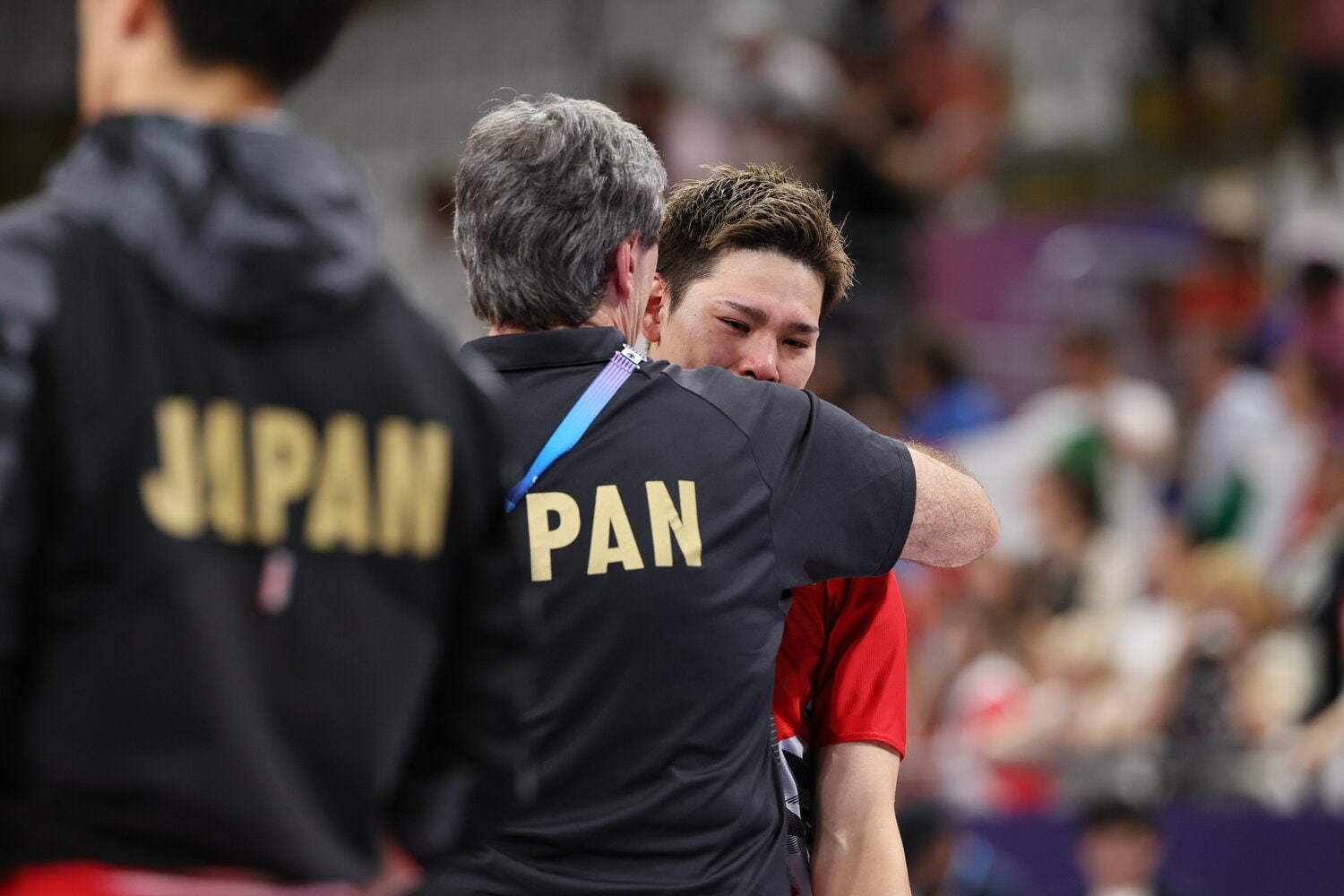 イタリア戦敗戦後、涙の西田有志とハグするブラン前監督　©JMPA