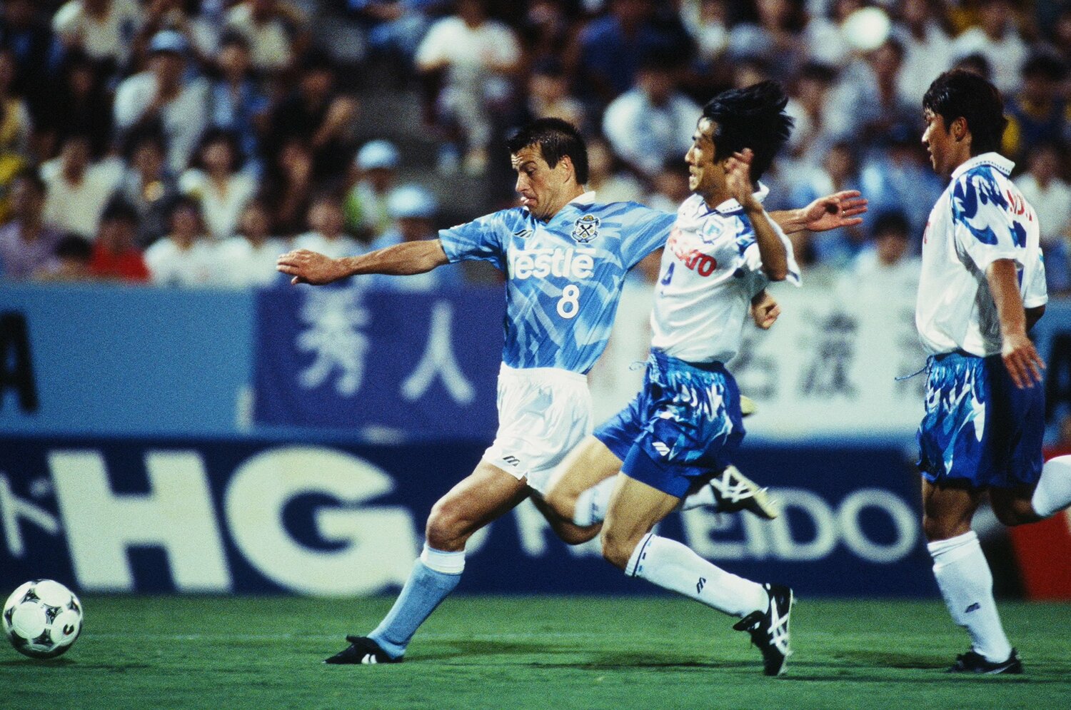 1995年、ドゥンガにとってJリーグ1年目の横浜F戦。交渉次第では来ていたユニフォームは逆だったのかもしれない　©J.LEAGUE