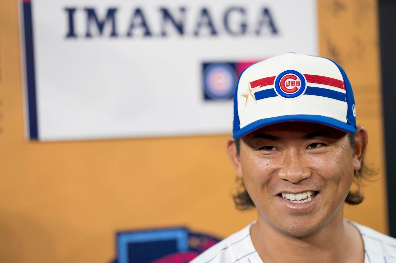 オールスター前日、記者陣の質問に笑顔で答える今永昇太　©Getty Images