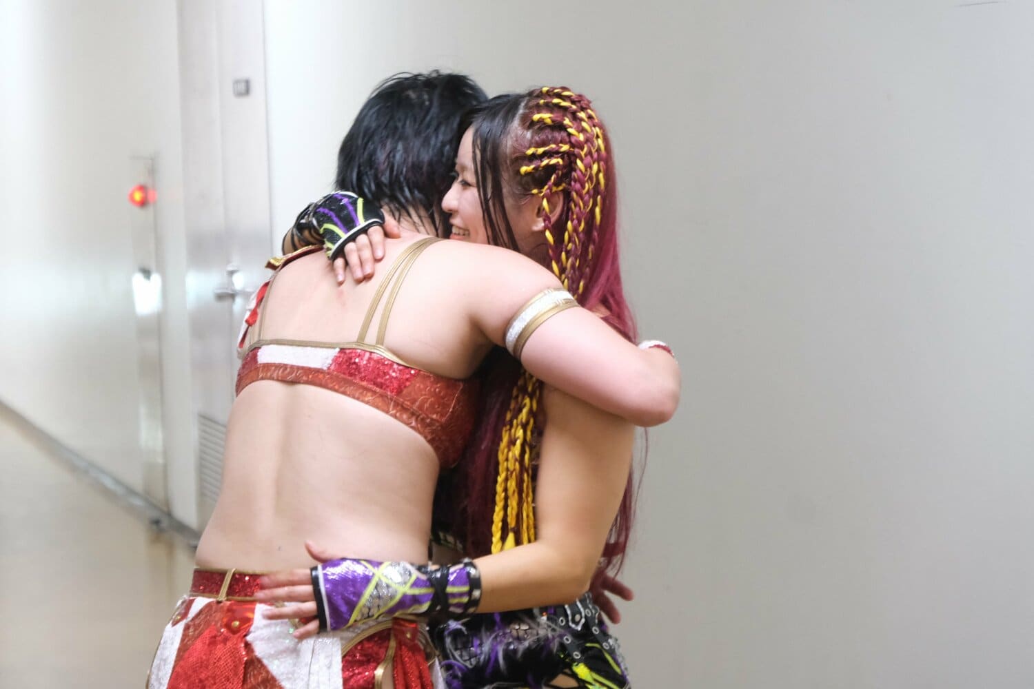 試合後、バックステージでも抱き合った二人